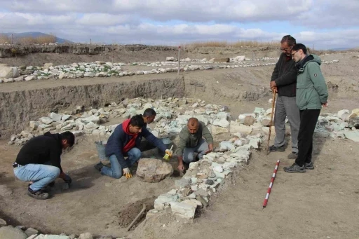Oluz H&ouml;y&uuml;k&rsquo;te kutsal oda ve taş ortaya &ccedil;ıkarıldı: "Anadolu arkeolojisinde ilk&rdquo;
