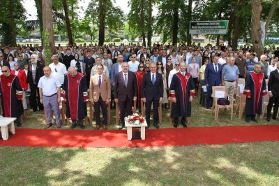OM&Uuml;&rsquo;de mezuniyet sevinci