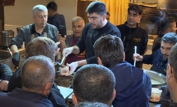 &Ouml;m&uuml;r Şef, Elbistan&rsquo;da her g&uuml;n 12 bin kişiye sıcak yemek hazırlıyor
