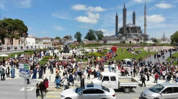 On binler Kakava Hıdırellez Şenlikleri i&ccedil;in Edirne&rsquo;ye akın etti, adım atacak yer kalmadı