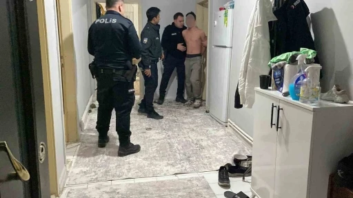 &Ouml;nce annesine bı&ccedil;ak &ccedil;ekti, sonra kendini odaya kilitledi
