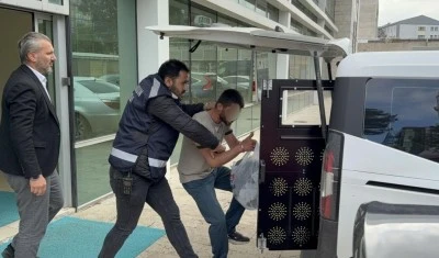&Ouml;nce annesini darp etti, sonra polise saldırdı