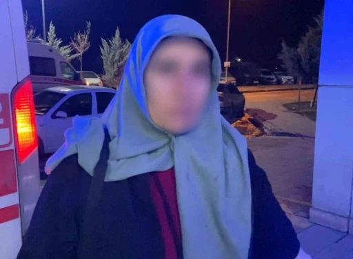 &Ouml;nce araca &ccedil;arptılar, ardından kadın s&uuml;r&uuml;c&uuml; ile eşini darp edip ka&ccedil;tılar
