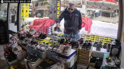 &Ouml;nce beğendi ardından poşete koyup &ccedil;aldı