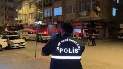 &Ouml;nce biber gazı sıktılar sonra bı&ccedil;akladılar: 1 &ouml;l&uuml;, 1 yaralı