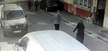 &Ouml;nce dayısının evine, sonra ara&ccedil;lar ve yoldan ge&ccedil;enlere satırla saldırdı
