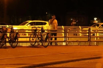 &Ouml;nce husumetlisini yaraladı, sonra silahı kafasına dayayıp polise direndi
