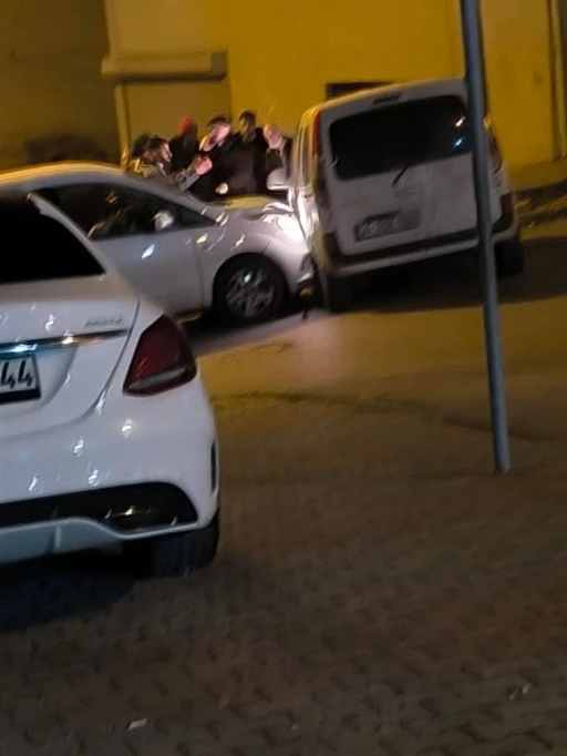 &Ouml;nce kaza yaptılar, sonra  tekmeli yumruklu kavga ettiler, o anlar kamerada
