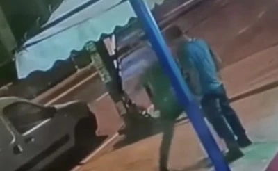 &Ouml;nce yumruk attı, daha sonra kalp masajı yaptı