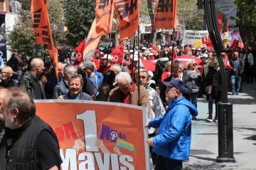 &Ouml;nde LGBT pankartı, arkasında T&uuml;rk bayrağı
