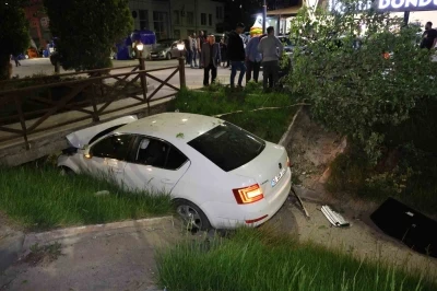 &Ouml;n&uuml;ndeki araca &ccedil;arpan otomobil su kanalındaki k&ouml;pr&uuml;ye saplandı: 2 yaralı
