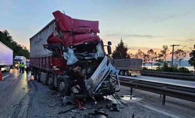 &Ouml;n&uuml;ndeki kamyona &ccedil;arptı, hurdaya d&ouml;nen ara&ccedil;tan hafif yaralı kurtuldu