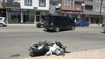 &Ouml;n&uuml;ndeki minib&uuml;se &ccedil;arpan motosiklet s&uuml;r&uuml;c&uuml;s&uuml; yaralandı
