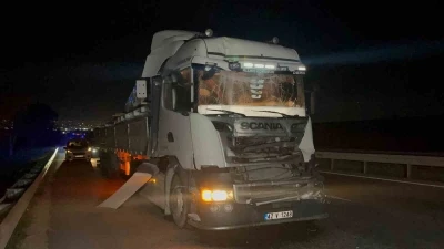 &Ouml;n&uuml;ndeki tıra &ccedil;arpan demir y&uuml;kl&uuml; tırın s&uuml;r&uuml;c&uuml;s&uuml; yaralandı
