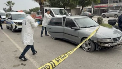 &Ouml;n&uuml;n&uuml; kestikleri şahsı bı&ccedil;aklayıp aracının lastiklerini kestiler