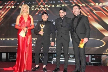 Onur &Ouml;zsert&rsquo;e yılın fenomen katmercisi &ouml;d&uuml;l&uuml;