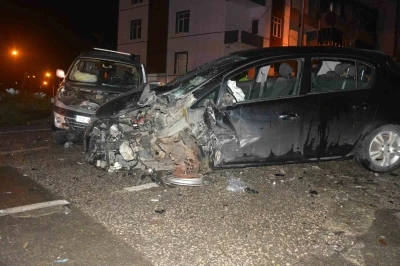 Hafif ticari ara&ccedil; ile otomobil  &ccedil;arpıştı: 1 &ouml;l&uuml;, 4 yaralı