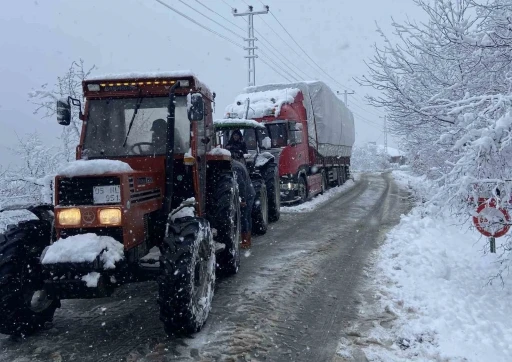 Ordu&rsquo;da kar nedeniyle mahsur kalan saman y&uuml;kl&uuml; tır kurtarıldı
