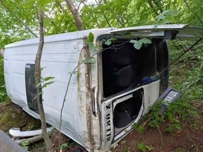 Ordu&rsquo;da yolcu minib&uuml;s&uuml; u&ccedil;uruma yuvarlandı: 9 yaralı