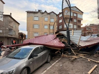 Ordu&rsquo;nun y&uuml;ksek kesimlerinde fırtına; 11 evin &ccedil;atısı u&ccedil;tu