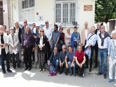 Orhan Kemal, &ouml;l&uuml;m&uuml;n&uuml;n 55'inci yıl d&ouml;n&uuml;m&uuml;nde evinin &ouml;n&uuml;nde anıldı