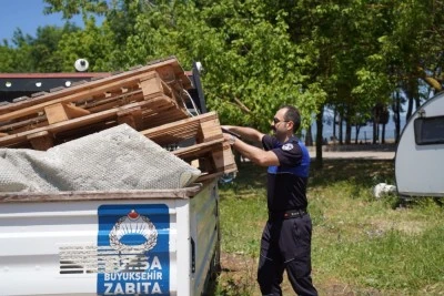 Orhangazi&rsquo;de kaldırımlarda ve g&ouml;l kıyısında işgale ge&ccedil;it yok