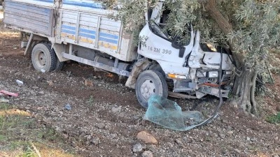 Orhangazi'de kamyon otomobille &ccedil;arpıştı: 1 yaralı