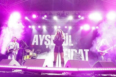 Orhangazi gen&ccedil;liği İznik G&ouml;l&uuml; kıyısında festivalin keyfini &ccedil;ıkarttı