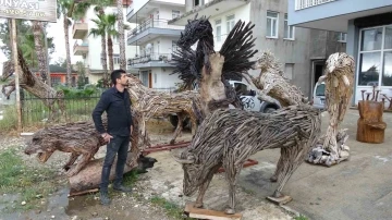 Orman yangınından kalan atık ağa&ccedil; par&ccedil;alarını ev aksesuarlarına &ccedil;evirdi
