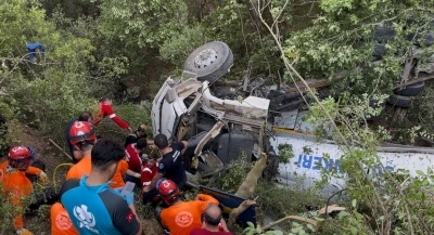 Orman yangınını s&ouml;nd&uuml;rmeye giden tanker u&ccedil;uruma yuvarlandı: 3 &ouml;l&uuml;