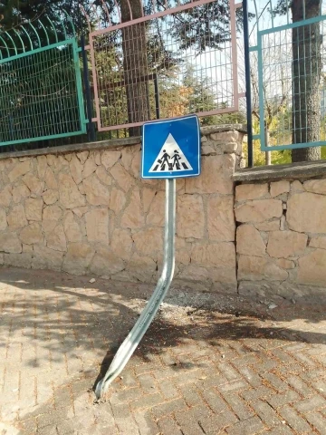 Ortaokul girişindeki trafik levhasına &ccedil;arptılar
