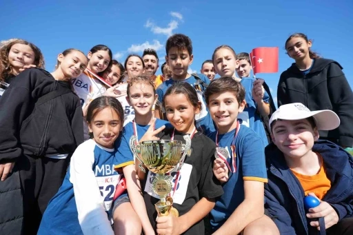 Ortaokul &ouml;ğrencileri 101. Yıl Cumhuriyet Koşusu&rsquo;nda buluştu
