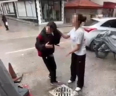 Ortaokul &ouml;ğrencisi akranını sa&ccedil;ından tutup yere yatırdı, kafasına ayağıyla bastı