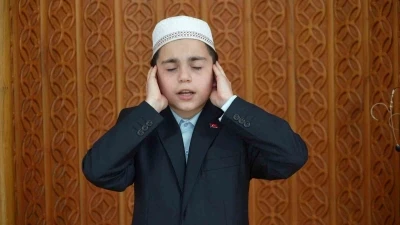 Ortaokul &ouml;ğrencisinin g&ouml;n&uuml;llere dokunan ezanı T&uuml;rkiye birinciliğini getirdi

