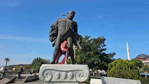 &Ouml;r&uuml;mcek adam kost&uuml;m&uuml;yle mağarayı gezdi
