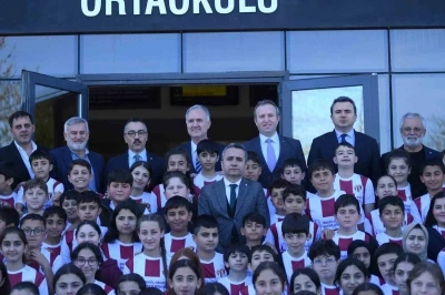 OSB Ortaokulunda bin 100 &ouml;ğrenciye İneg&ouml;lspor forması dağıtıldı

