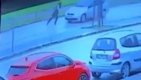 Oscar &ouml;d&uuml;ll&uuml;k performans...Otomobilin &ouml;n&uuml;ne kendini b&ouml;yle attı
