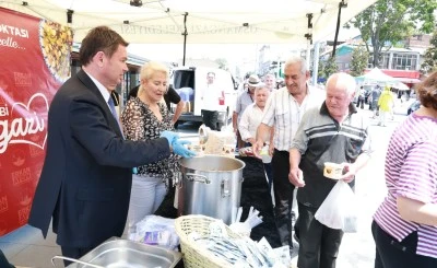Osmangazi Belediye Başkanı Erkan Aydın'dan vatandaşlara aşure ikramı