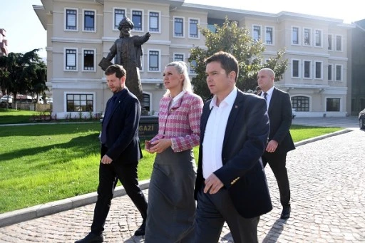 Osmangazi Belediye Başkanı Erkan Aydın ger&ccedil;ekleştirilen &ccedil;alışmaları &ccedil;evre belediye başkanlarına anlattı 