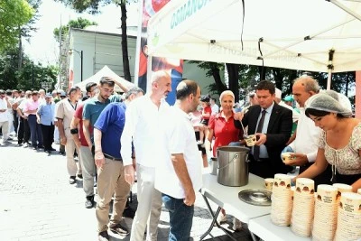 Osmangazi Belediye Başkanı Erkan Aydın vatandaşlara aşure dağıttı