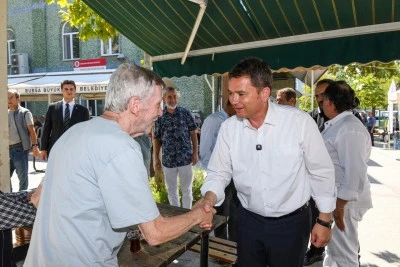 Osmangazi Belediye Başkanı Erkan Aydın, vatandaşların talep ve &ouml;nerilerini dinledi