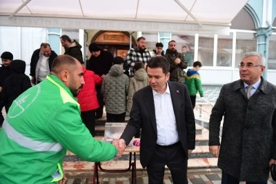 Osmangazi Belediye Başkanı Erkan Aydın, vatandaşlarla bayramlaştı
