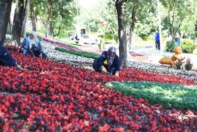Osmangazi Belediyesi &ccedil;i&ccedil;eklerle donatıldı