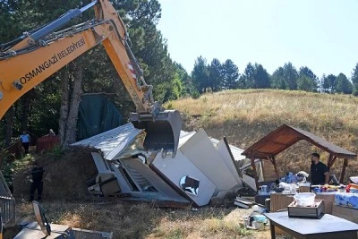 Osmangazi Belediyesi doğal sit alanındaki binayı yıktı