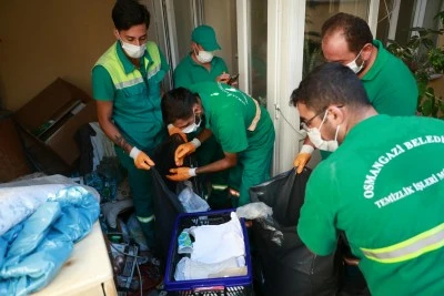 Osmangazi Belediyesi ekipleri bir evden 2 kamyon &ccedil;&ouml;p &ccedil;ıkarttı