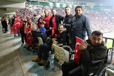 Osmangazi Belediyesi engelli bireylere milli ma&ccedil; heyecanı yaşattı