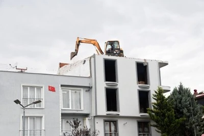 Osmangazi Belediyesi ka&ccedil;ak katları yıkıyor