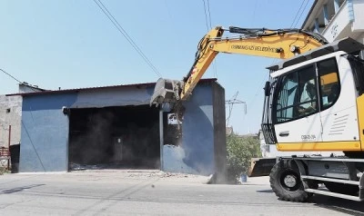Osmangazi Belediyesi ka&ccedil;ak yapıları yıkmaya devam ediyor