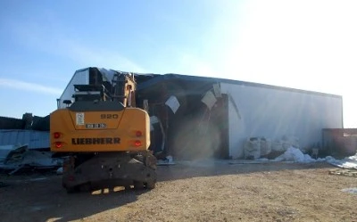 Osmangazi Belediyesi ka&ccedil;ak yapıları yıkmaya devam ediyor