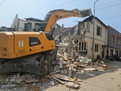 Osmangazi Belediyesi ka&ccedil;ak yapıları yıkmaya devam ediyor! 